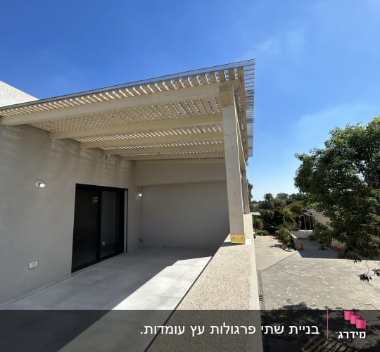 פרגולה מעץ על מרפסת עם רצפת בטון